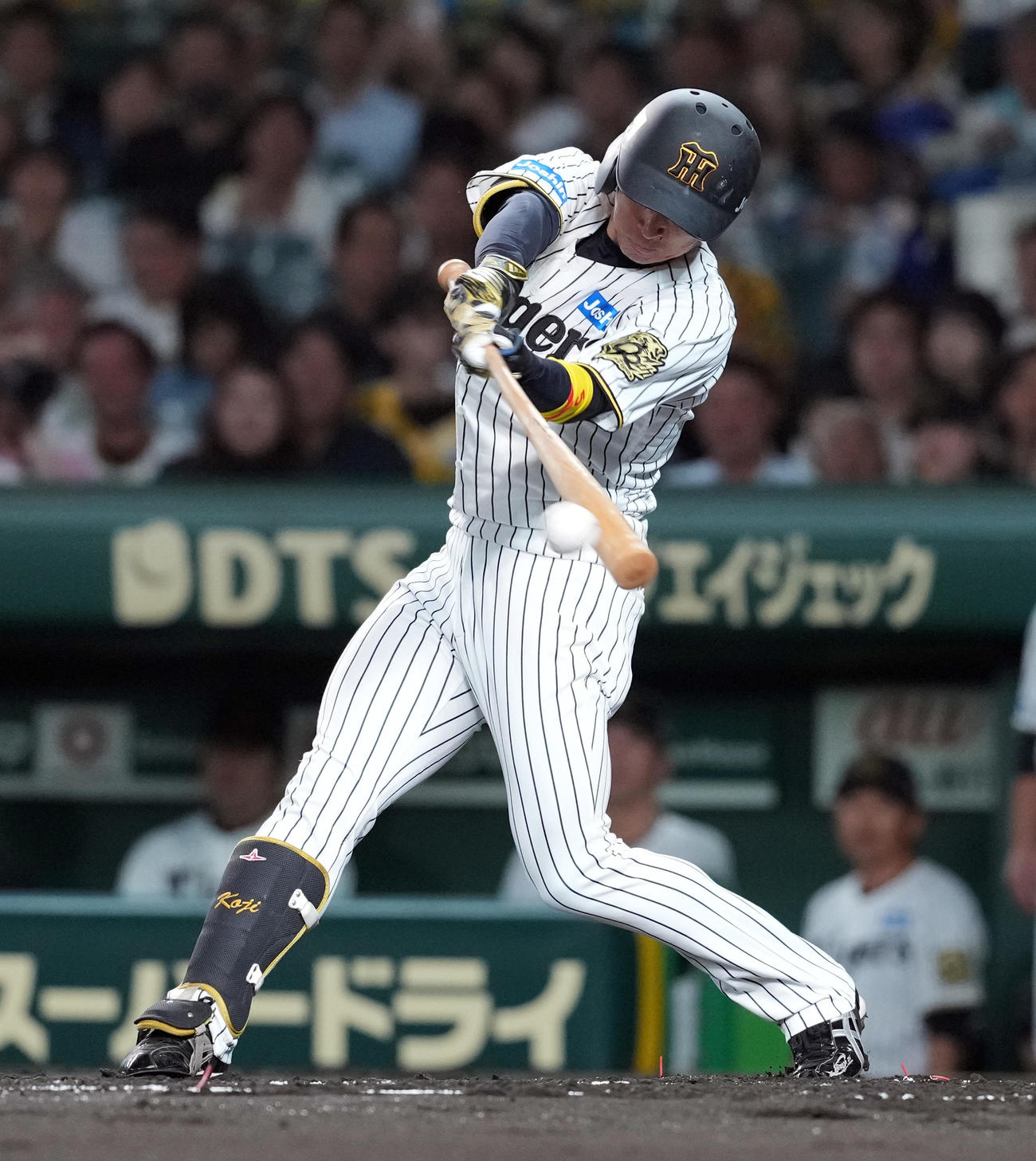 阪神対DeNA 1回裏阪神無死、左前打を放つ近本（撮影・たえ見朱実）