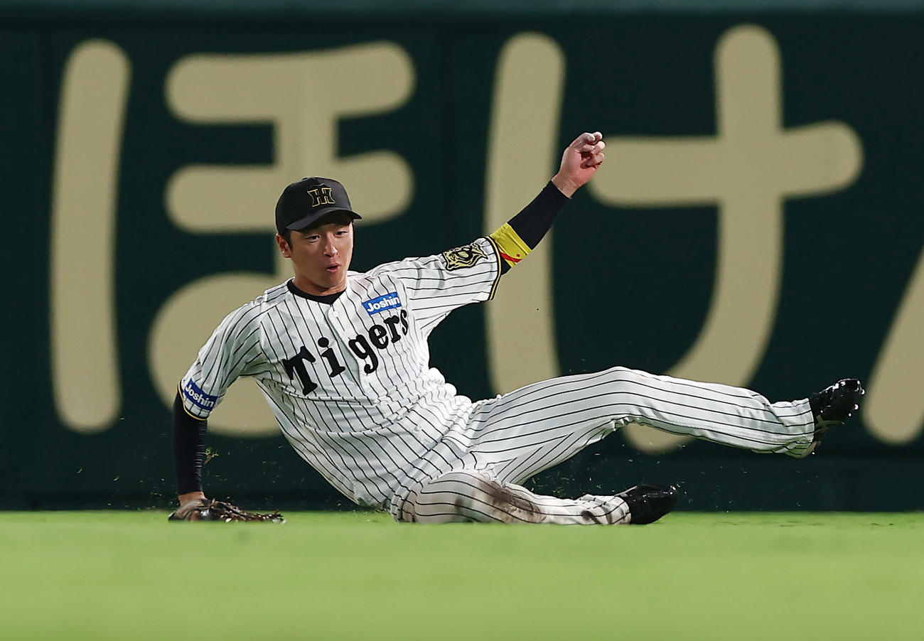 阪神対DeNA 6回表DeNA1死、代打フォードの飛球を好捕する中堅手近本（撮影・前田充）