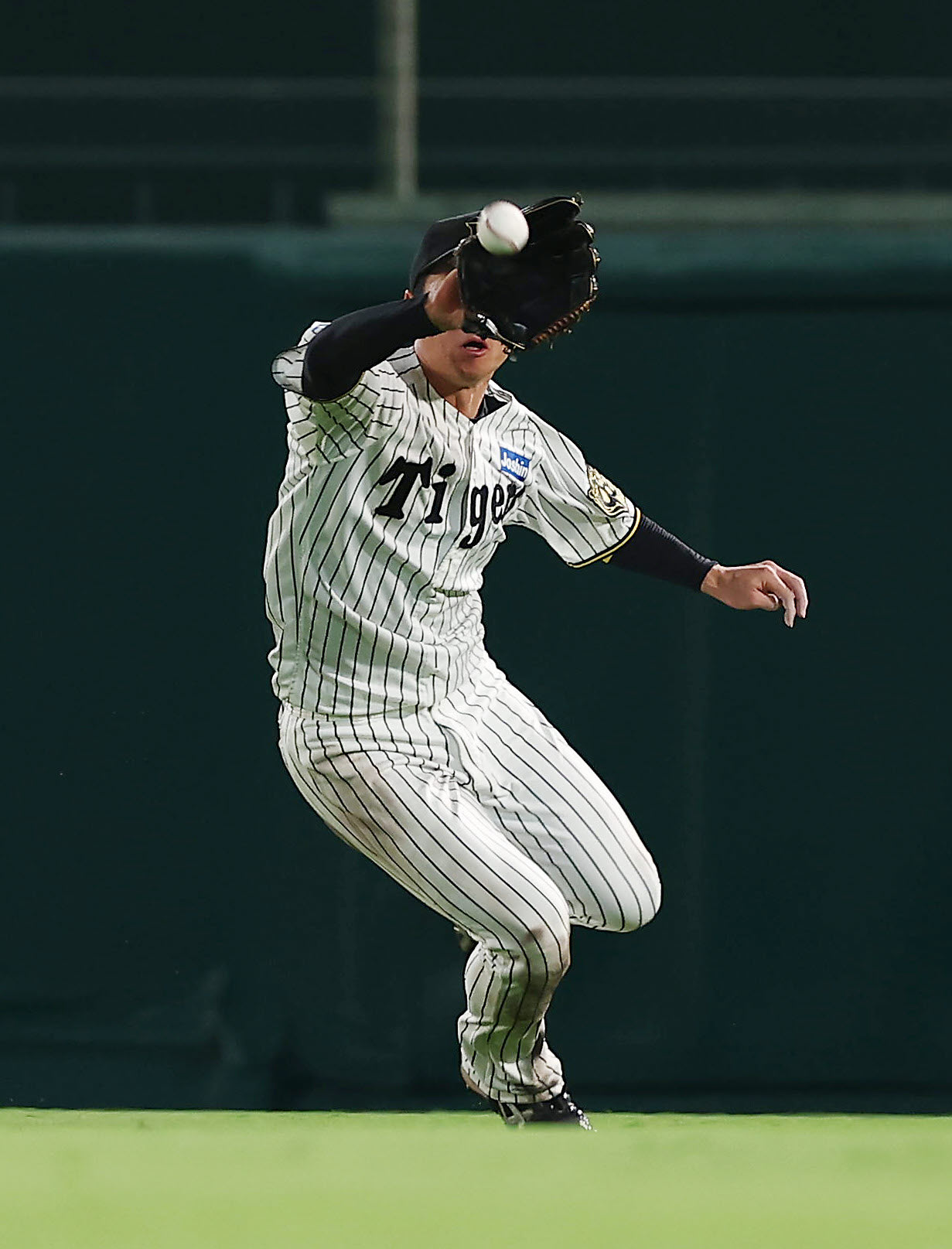 阪神対DeNA 6回表DeNA1死、代打フォードの飛球を好捕する中堅手近本（撮影・前田充）