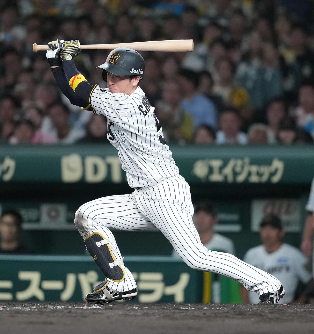 阪神対DeNA 5回裏阪神無死、遊内野安打を放つ近本（撮影・たえ見朱実）