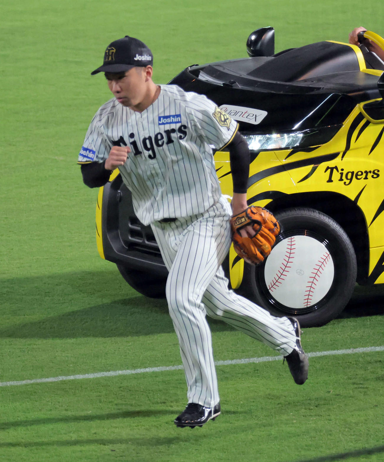 CSファイナル阪神対DeNA 8回表DeNA2死満塁、マウンドに向かう阪神石井（撮影・宮崎幸一）