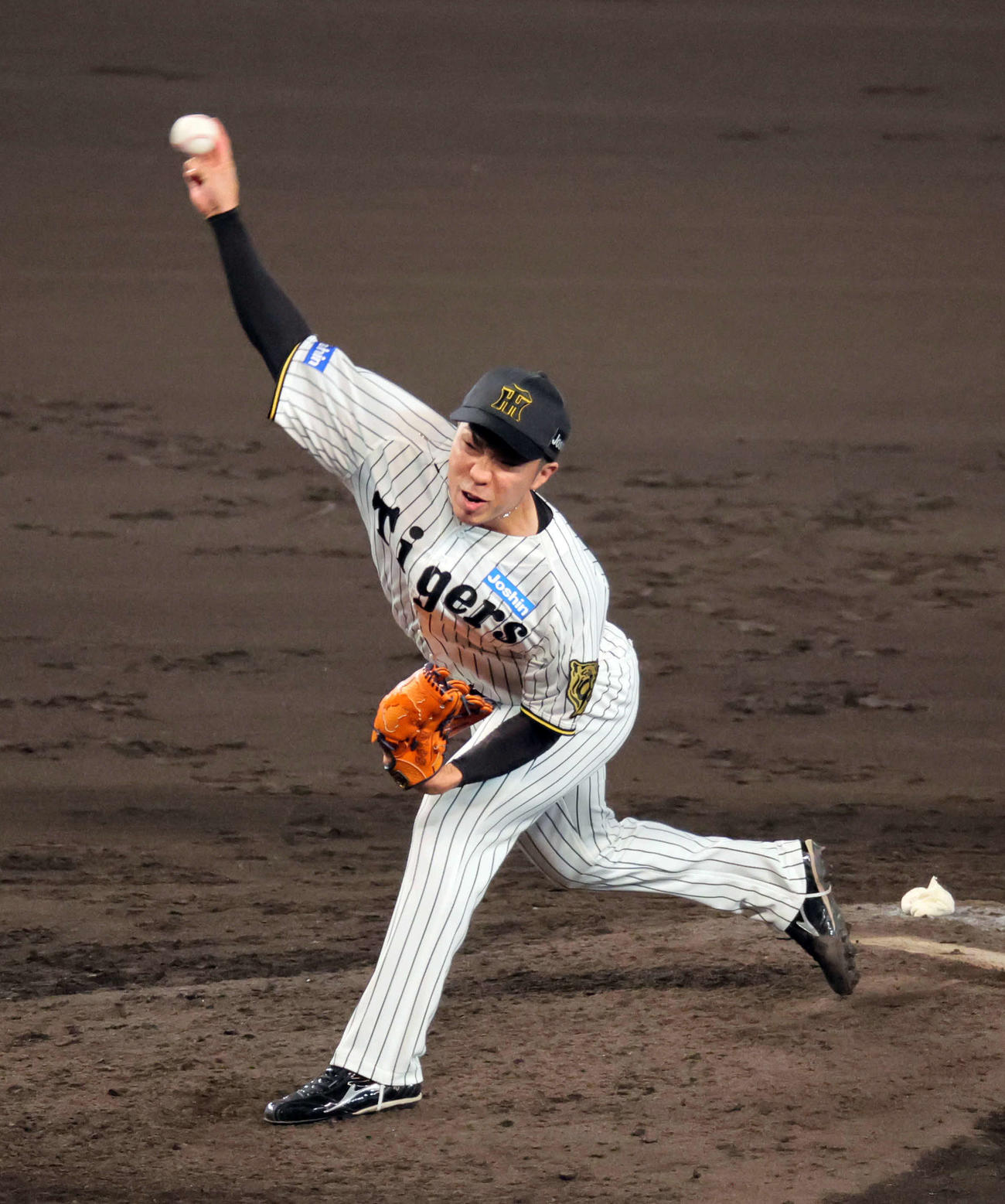 CSファイナル阪神対DeNA 8回表DeNA2死満塁、ピンチをしのいだ阪神石井（撮影・宮崎幸一）