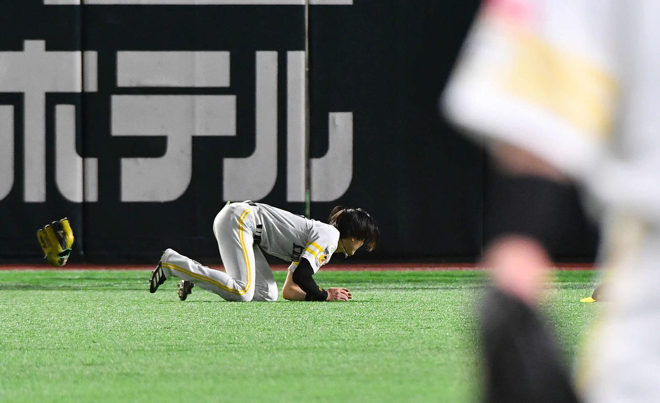 ソフトバンク対日本ハム　7回表日本ハム2死満塁、郡司の打球に中堅手の周東が飛びつくも捕球できず、走者一掃の適時二塁打となる（撮影・岩下翔太）