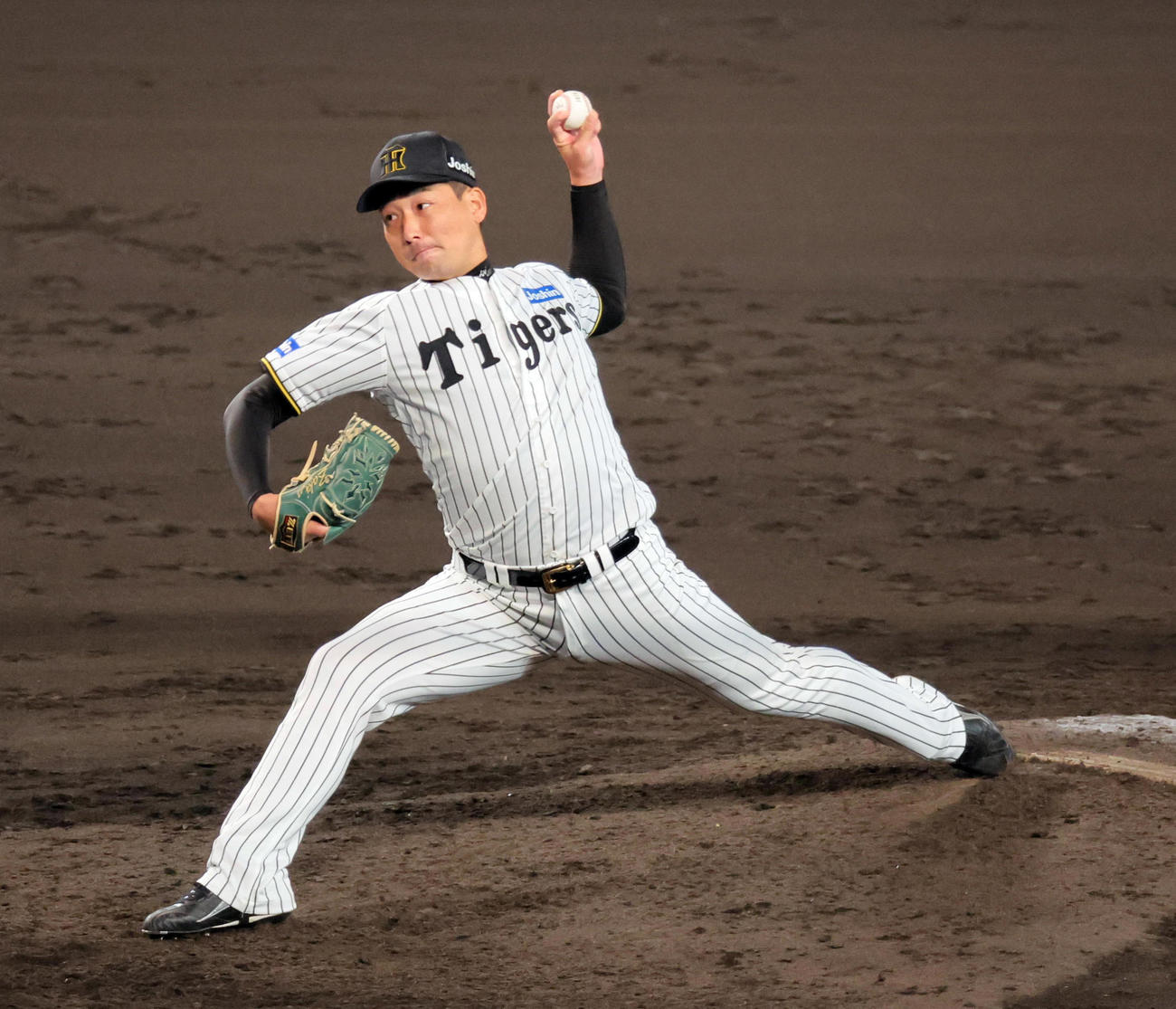CSファイナル阪神対DeNA　最後を締めた阪神岩崎（撮影・宮崎幸一）