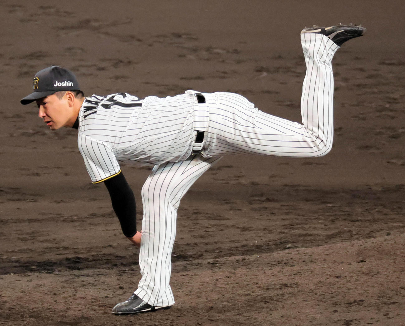 CSファイナル阪神対DeNA　最後を締めた阪神岩崎（撮影・宮崎幸一）