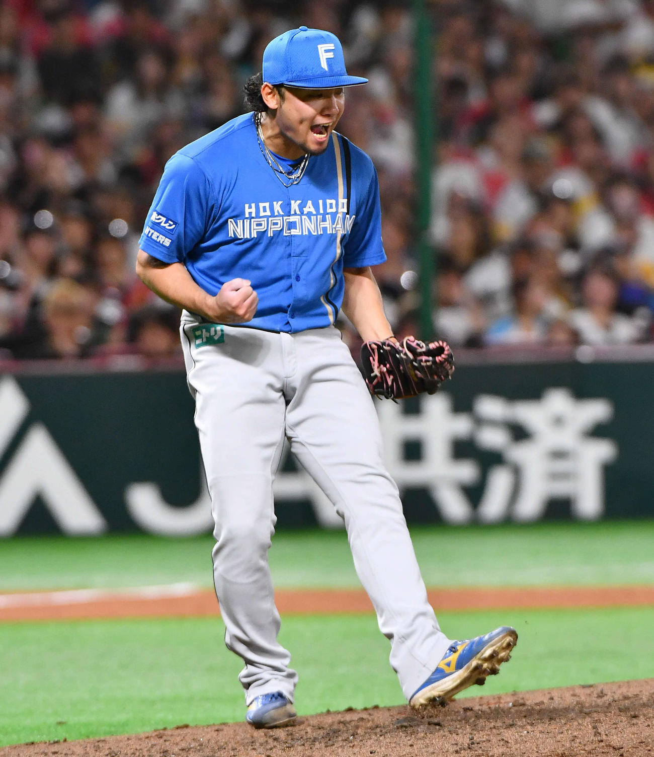 ソフトバンク対日本ハム　4回裏ソフトバンク2死三塁、野村を空振り三振に抑え、雄たけびをあげる伊藤（撮影・岩下翔太）