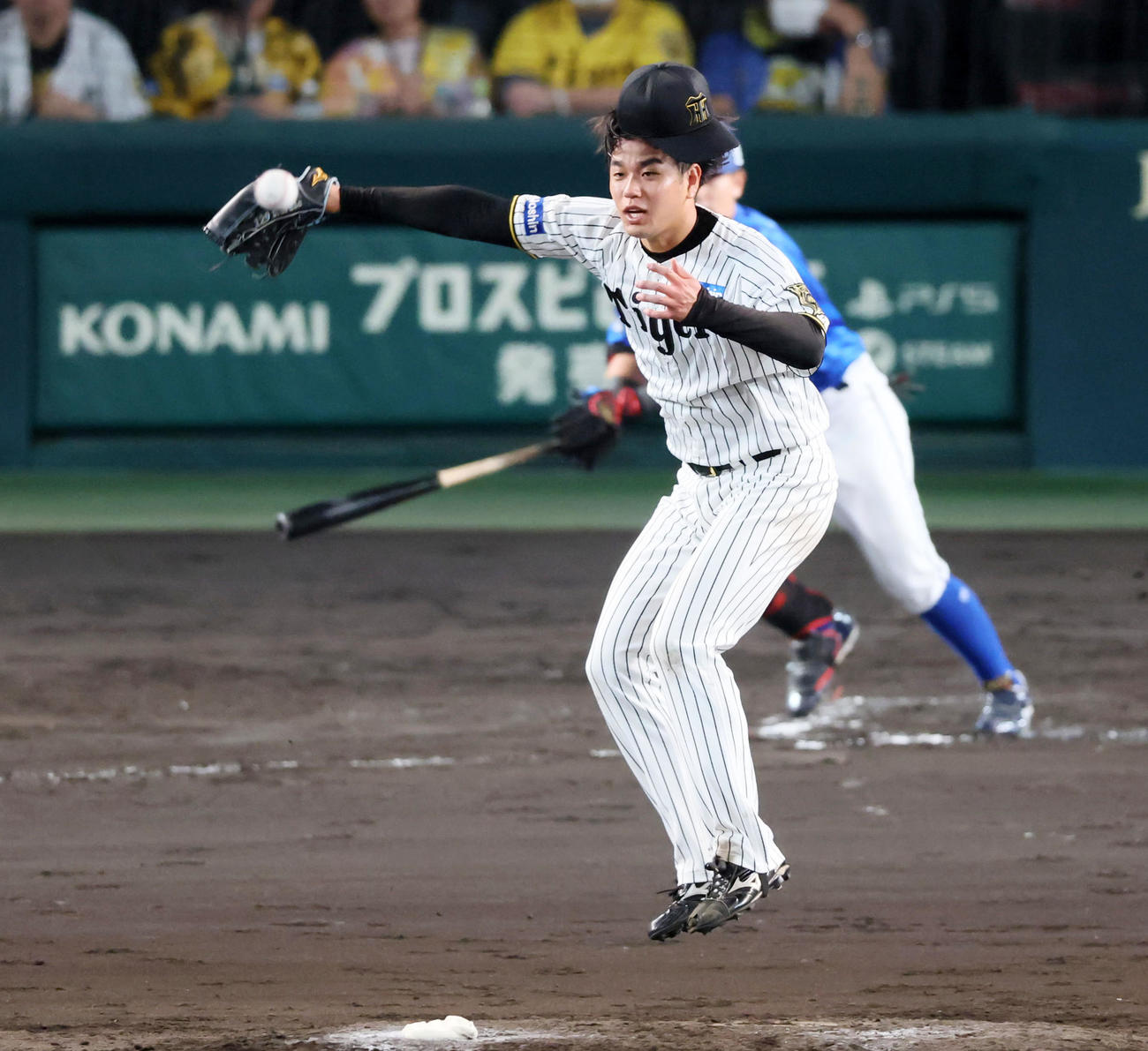 阪神対DeNA 8回表DeNA1死一塁、高橋は林の打球にグラブを出すが中前打となる（撮影・加藤哉）