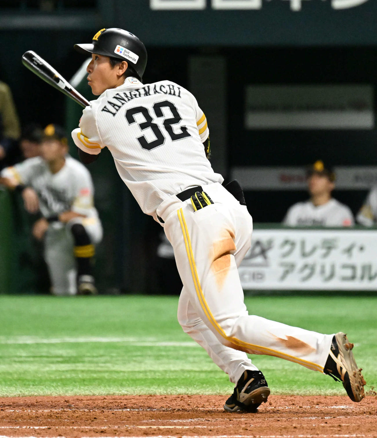 ソフトバンク対日本ハム　4回裏ソフトバンク1死、柳町は左前に二塁打を放つ（撮影・林敢治）