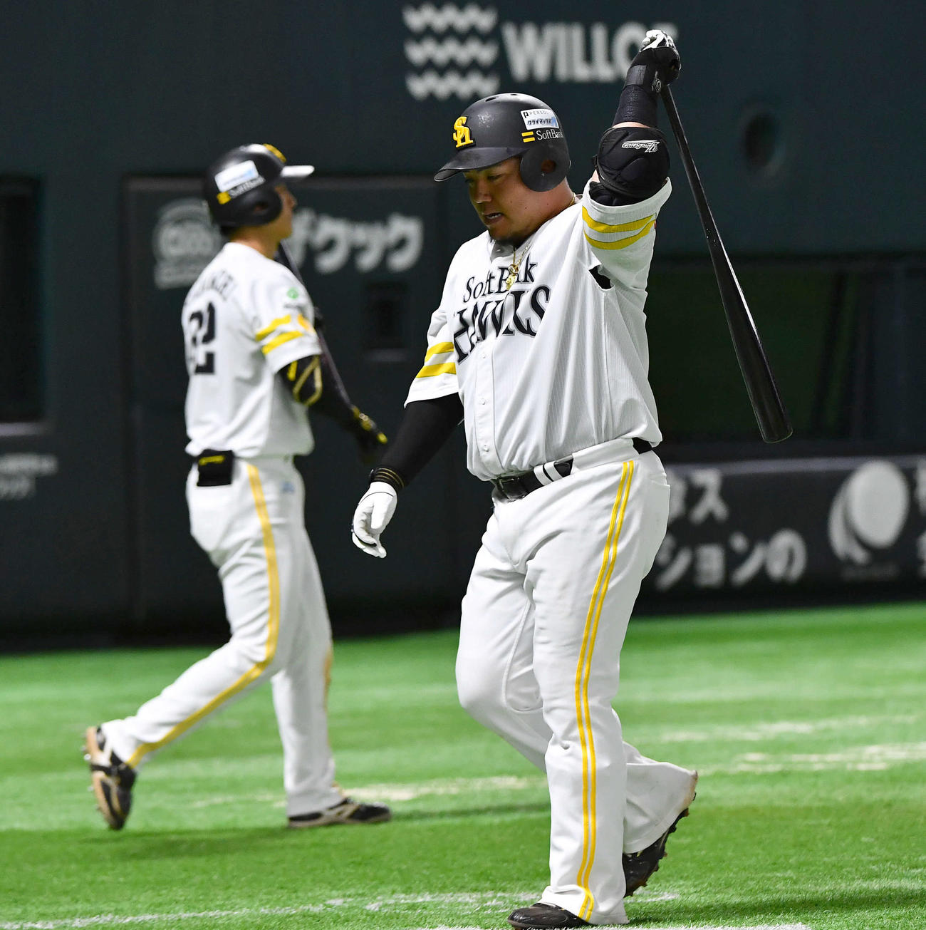 ソフトバンク対日本ハム　9回裏ソフトバンク無死、空振り三振に倒れ、肩を落としてベンチへ戻る山川（右）。左は柳町（撮影・岩下翔太）