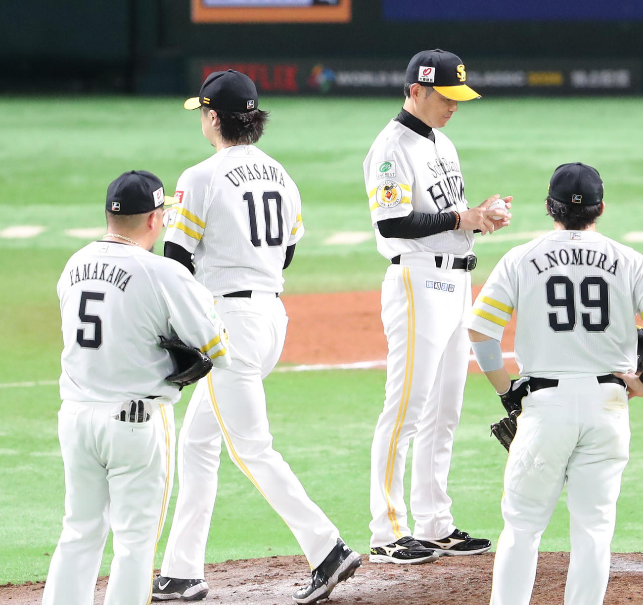 ソフトバンク対日本ハム　7回途中、上沢に交代を告げた小久保監督（撮影・梅根麻紀）