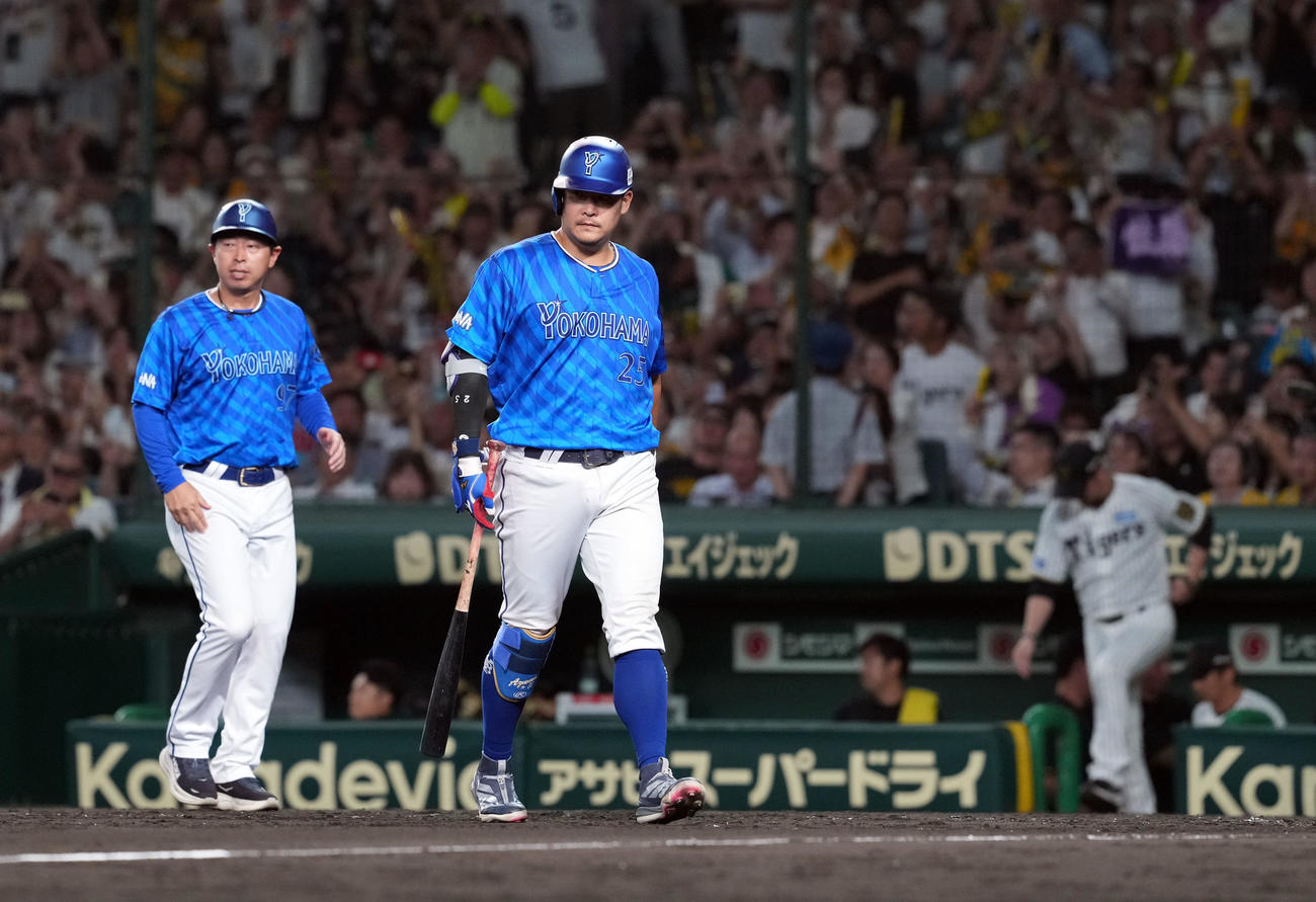 阪神対DeNA 9回裏阪神2死、二飛に終わった筒香（撮影・たえ見朱実）