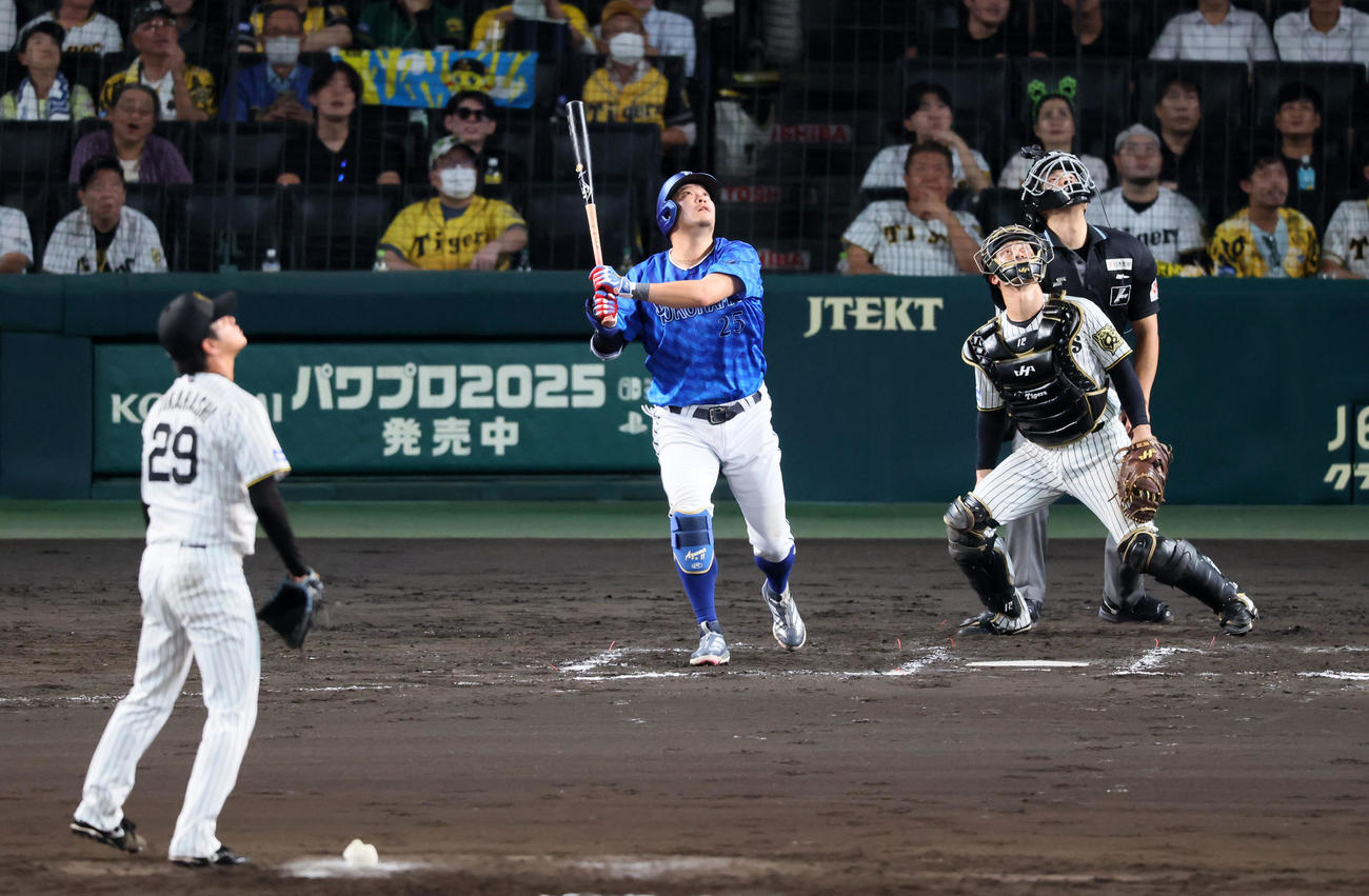 阪神対DeNA 7回表DeNA2死、筒香は三飛を打ち上げる。投手高橋（撮影・加藤哉）