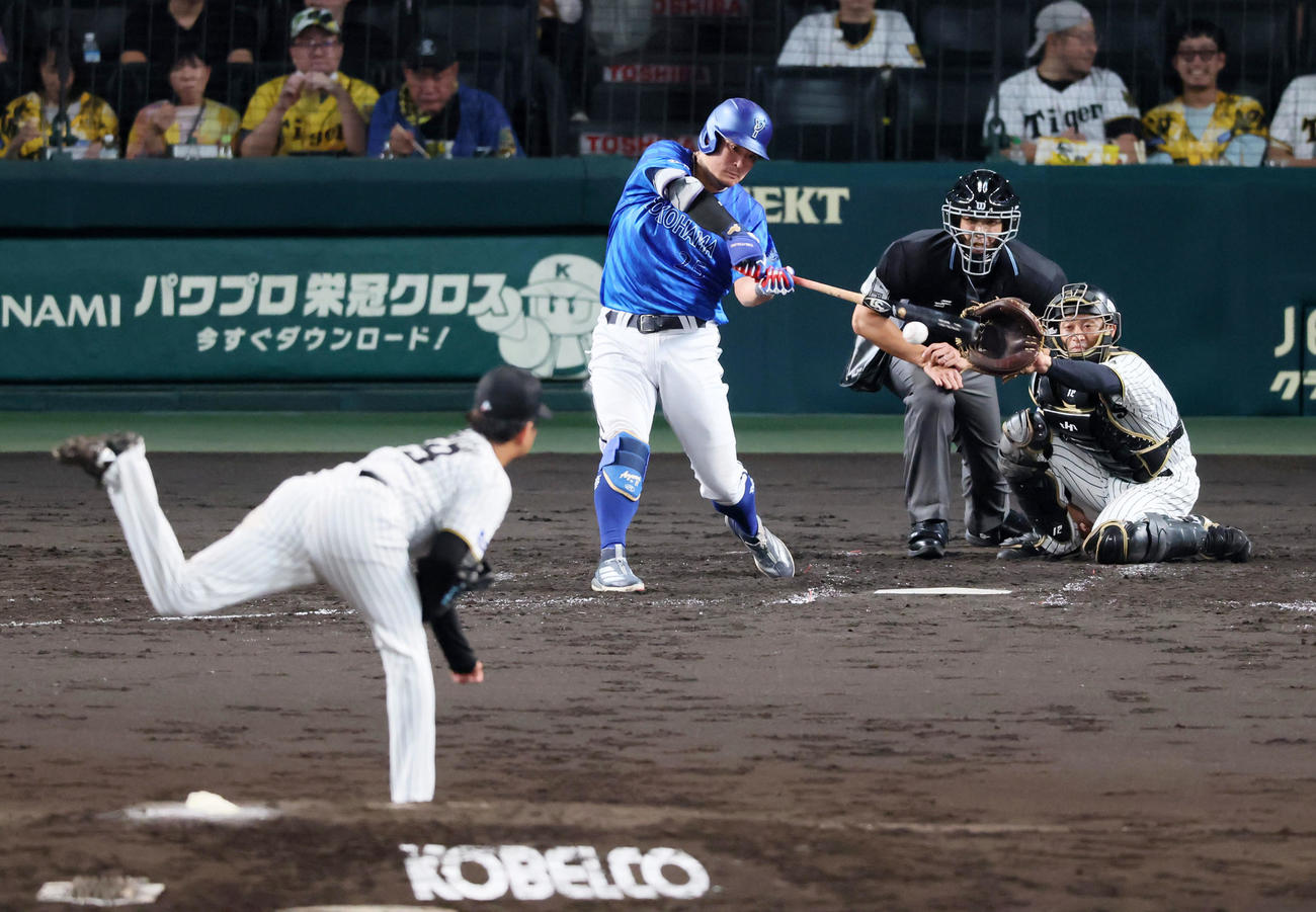 阪神対DeNA 4回表DeNA2死、筒香は二ゴロに倒れる。投手高橋（撮影・加藤哉）