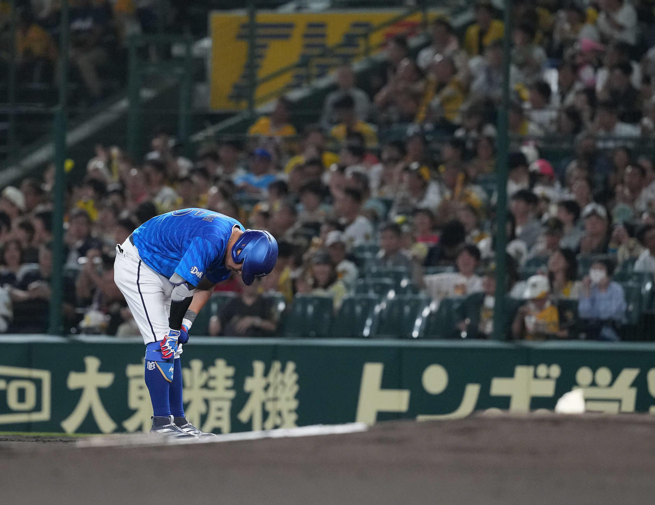 阪神対DeNA 1回表DeNA2死三塁、左飛に倒れうなされる筒香（撮影・たえ見朱実）