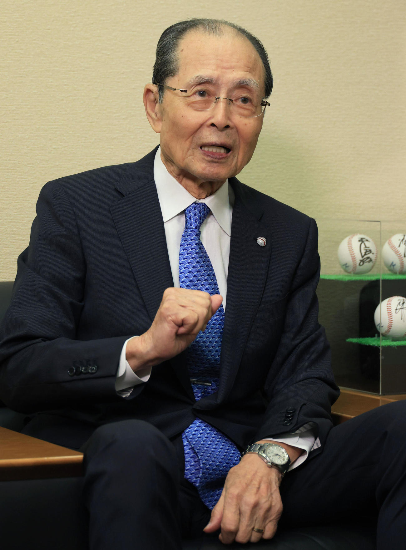 文化勲章を受章し、取材を受けるソフトバンク王球団会長（球団提供）