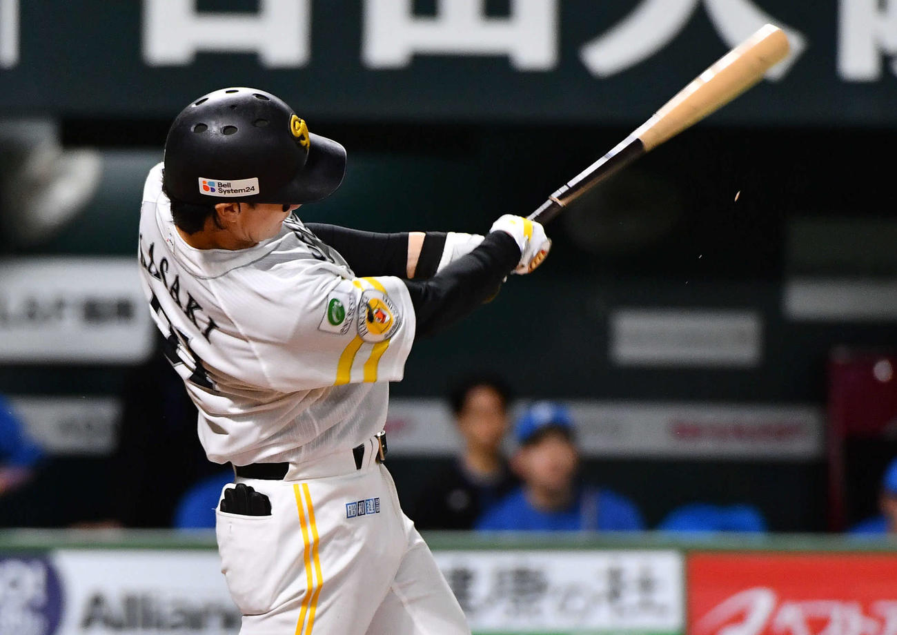 ソフトバンク対日本ハム　7回裏ソフトバンク2死一塁、バットを折られて遊直に倒れた正木（撮影・岩下翔太）