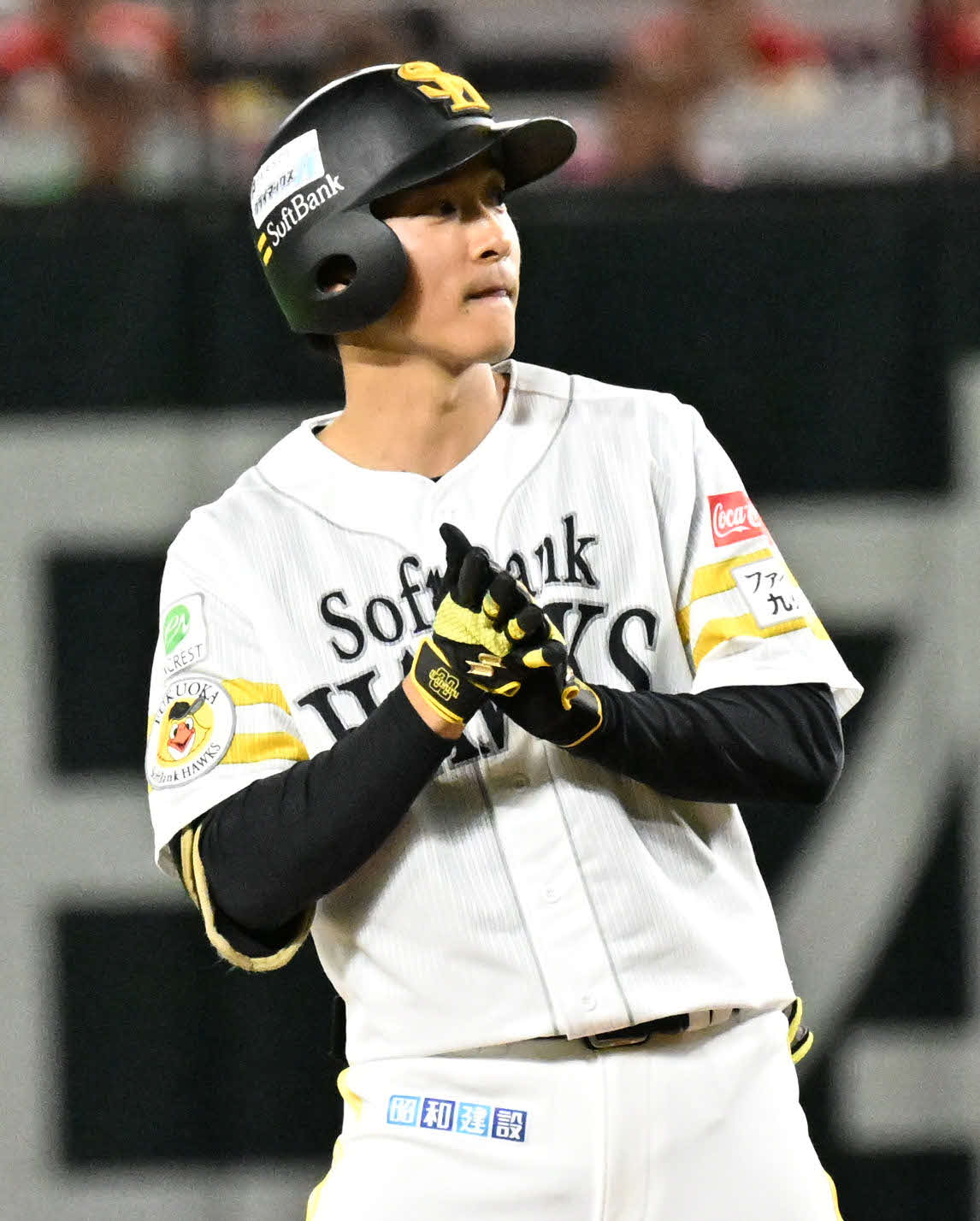 ソフトバンク対日本ハム　4回裏ソフトバンク1死、柳町は左前に二塁打を放つ（撮影・林敢治）