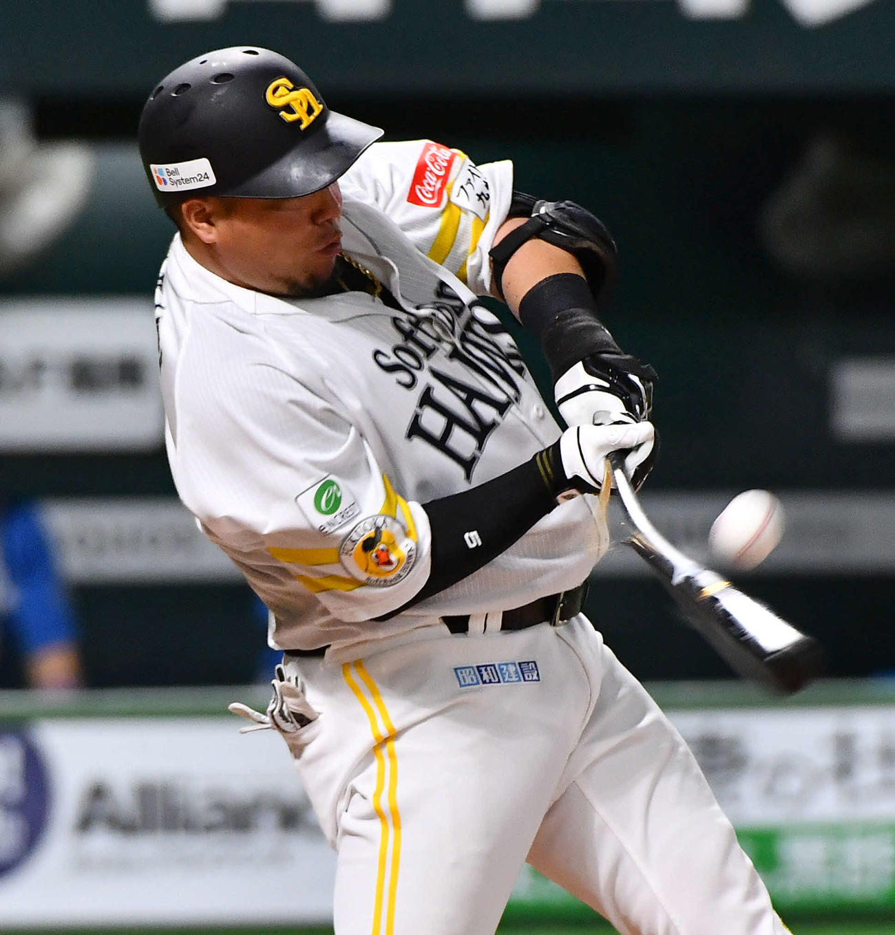 ソフトバンク対日本ハム　6回裏ソフトバンク2死、バットを折られて遊飛に倒れた山川（撮影・岩下翔太）