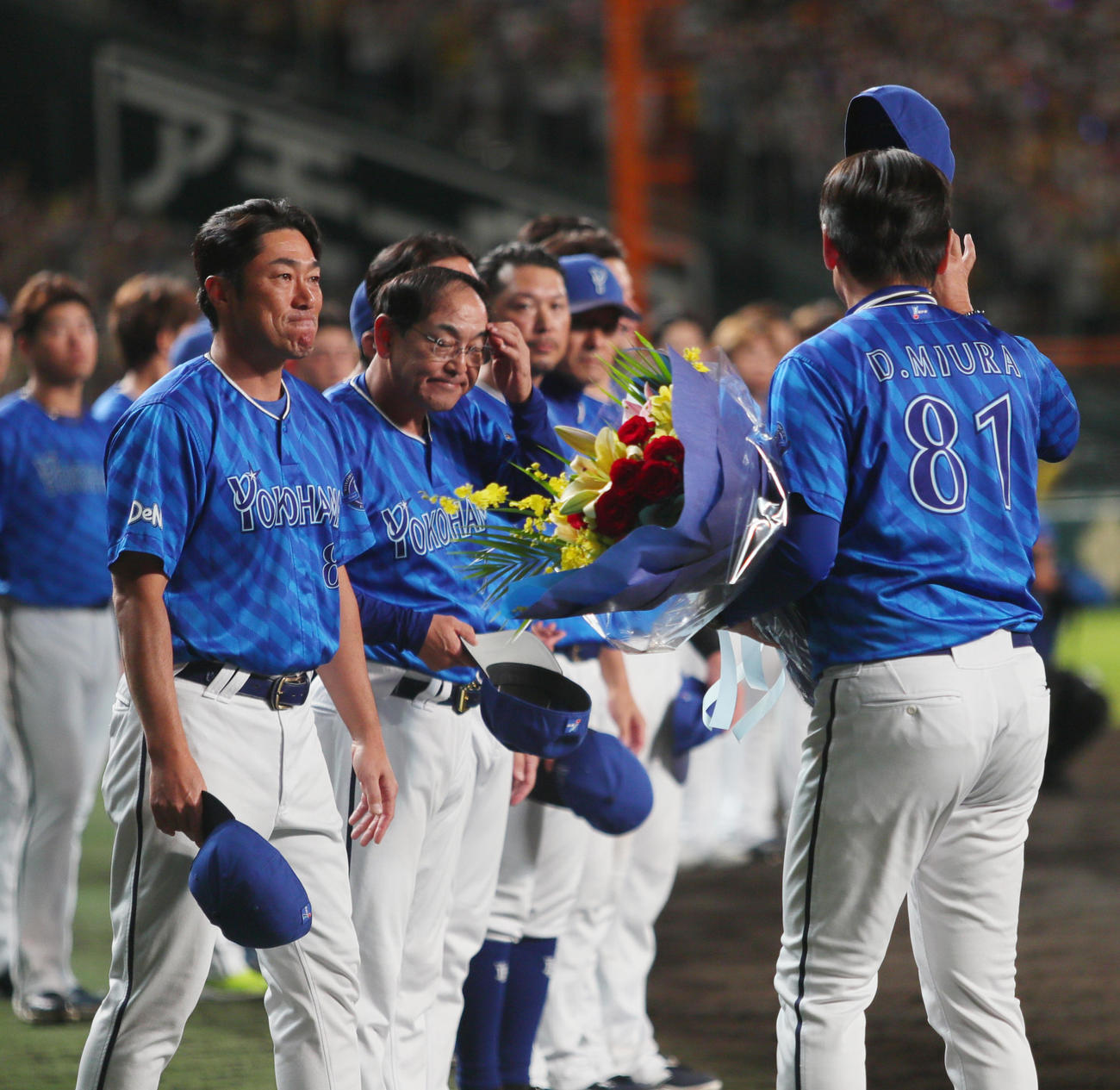 阪神対DeNA　今シーズン限りで退任するDeNA三浦監督を出迎える相川ディフェンスチーフコーチ兼野手コーチ（左）（撮影・上山淳一）