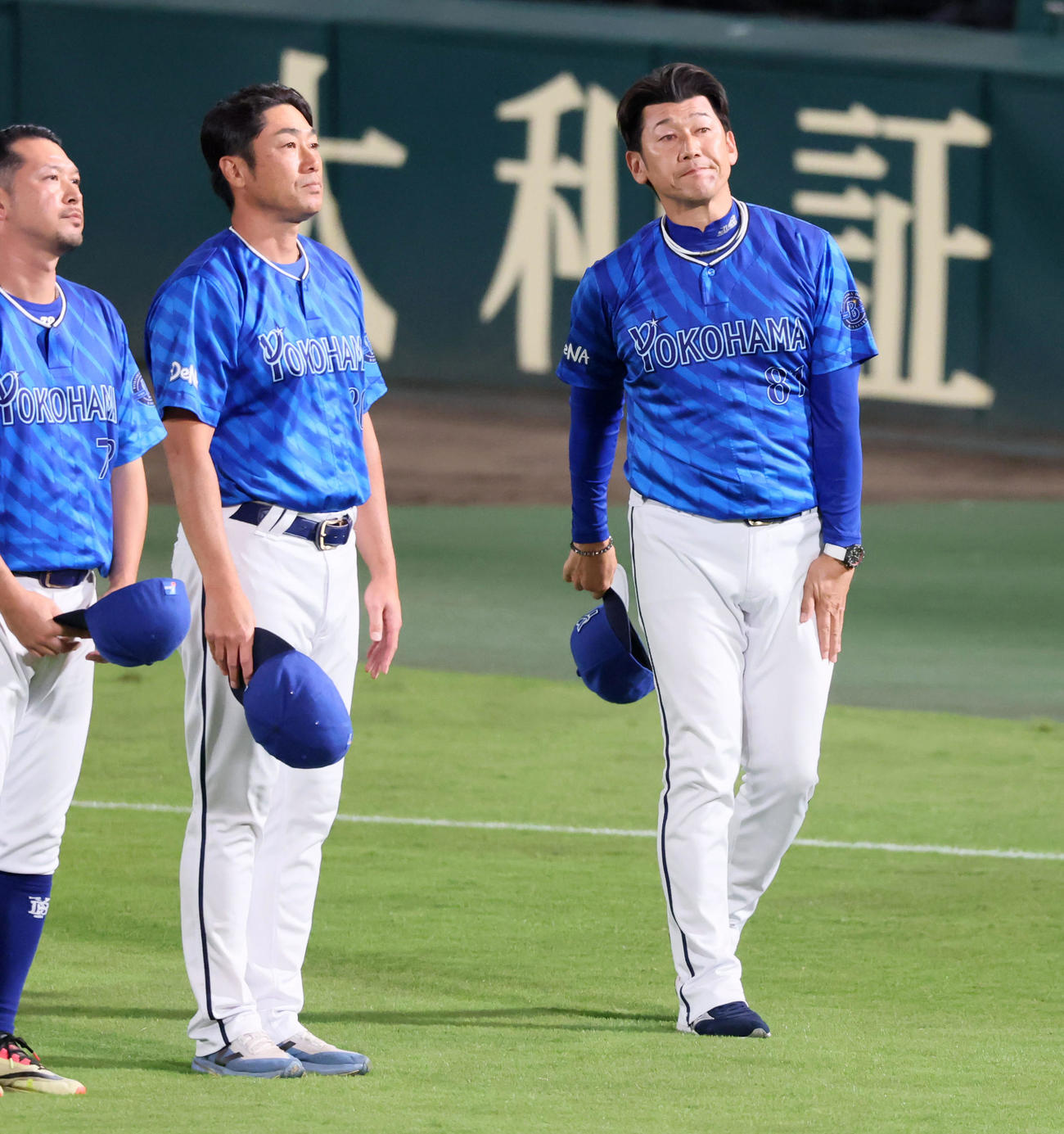 阪神対DeNA　あいさつするDeNA相川コーチ（左）と三浦監督（撮影・加藤哉）