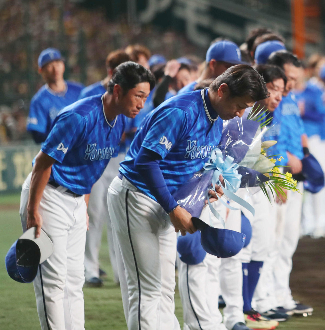 阪神対DeNA　試合を終え、あいさつするDeNA三浦監督（手前）と相川ディフェンスチーフコーチ兼野手コーチ（左）（撮影・上山淳一）