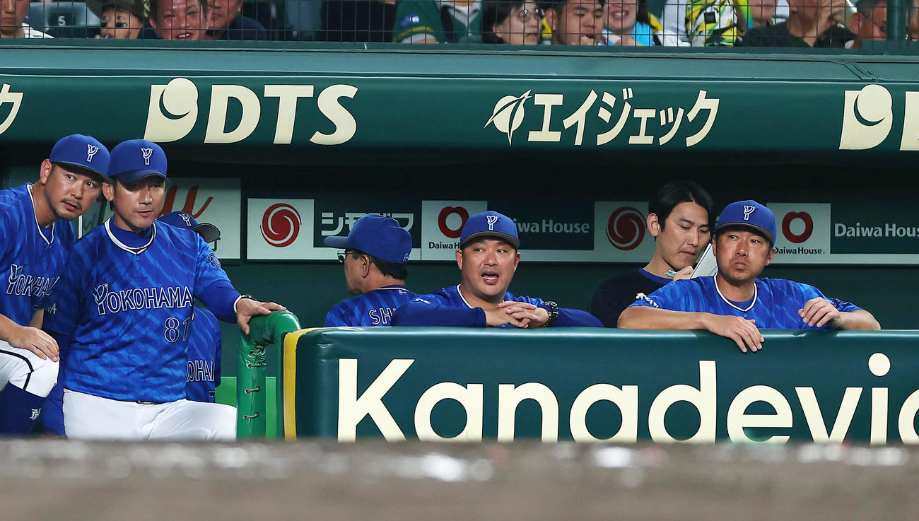 阪神対DeNA 8回表の攻撃を見守るDeNA三浦監督（左から2人目）と相川コーチ（右端）ら（撮影・前田充）