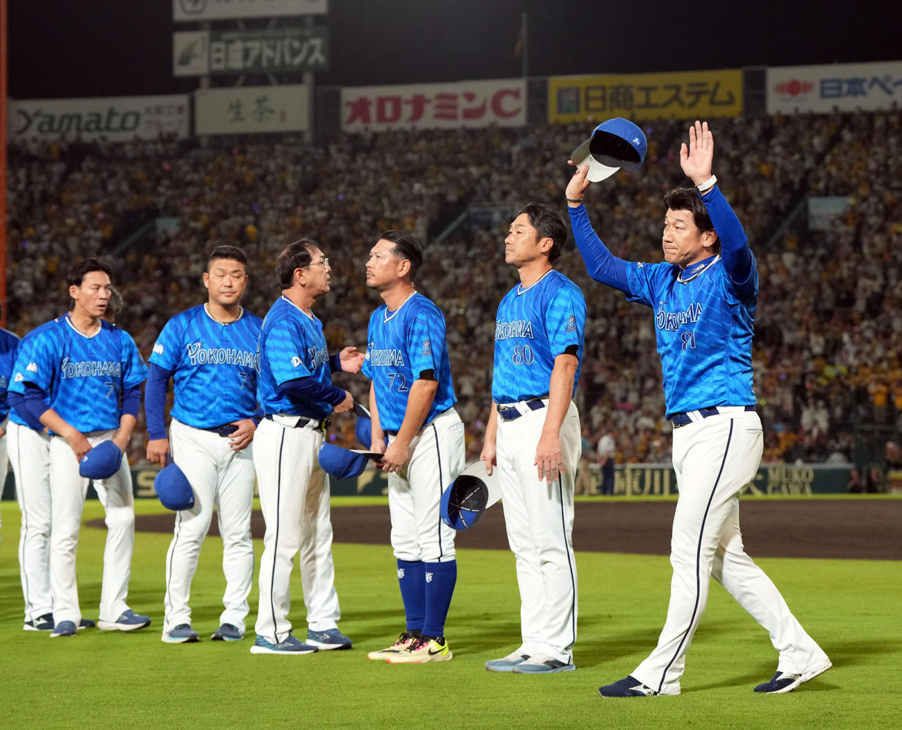 阪神に3連敗を喫し応援団にあいさつをするDeNA三浦監督（右）（撮影・たえ見朱実）