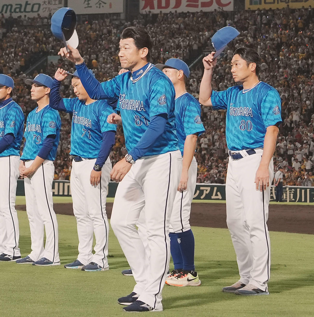 阪神対DeNA　阪神に3連敗し応援団にあいさつをするDeNA三浦監督と相川コーチ（撮影・たえ見朱実）