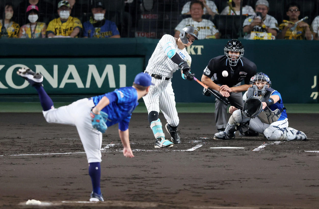 阪神対DeNA 1回裏阪神1死一、二塁、佐藤輝は中越え3点本塁打を放つ。投手ケイ（撮影・加藤哉）