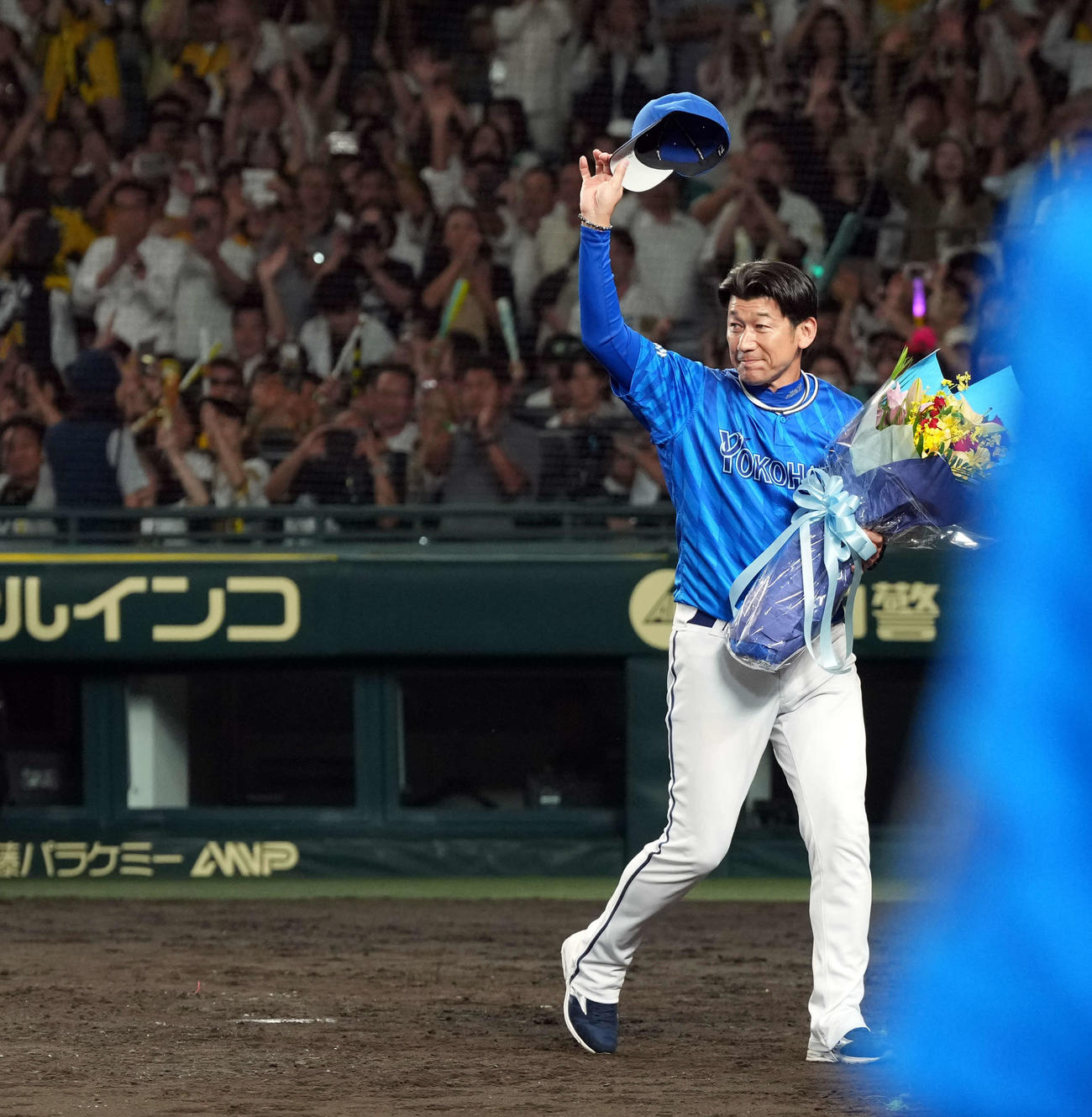 ファンの大声援に応えるDeNA三浦監督（撮影・たえ見朱実）