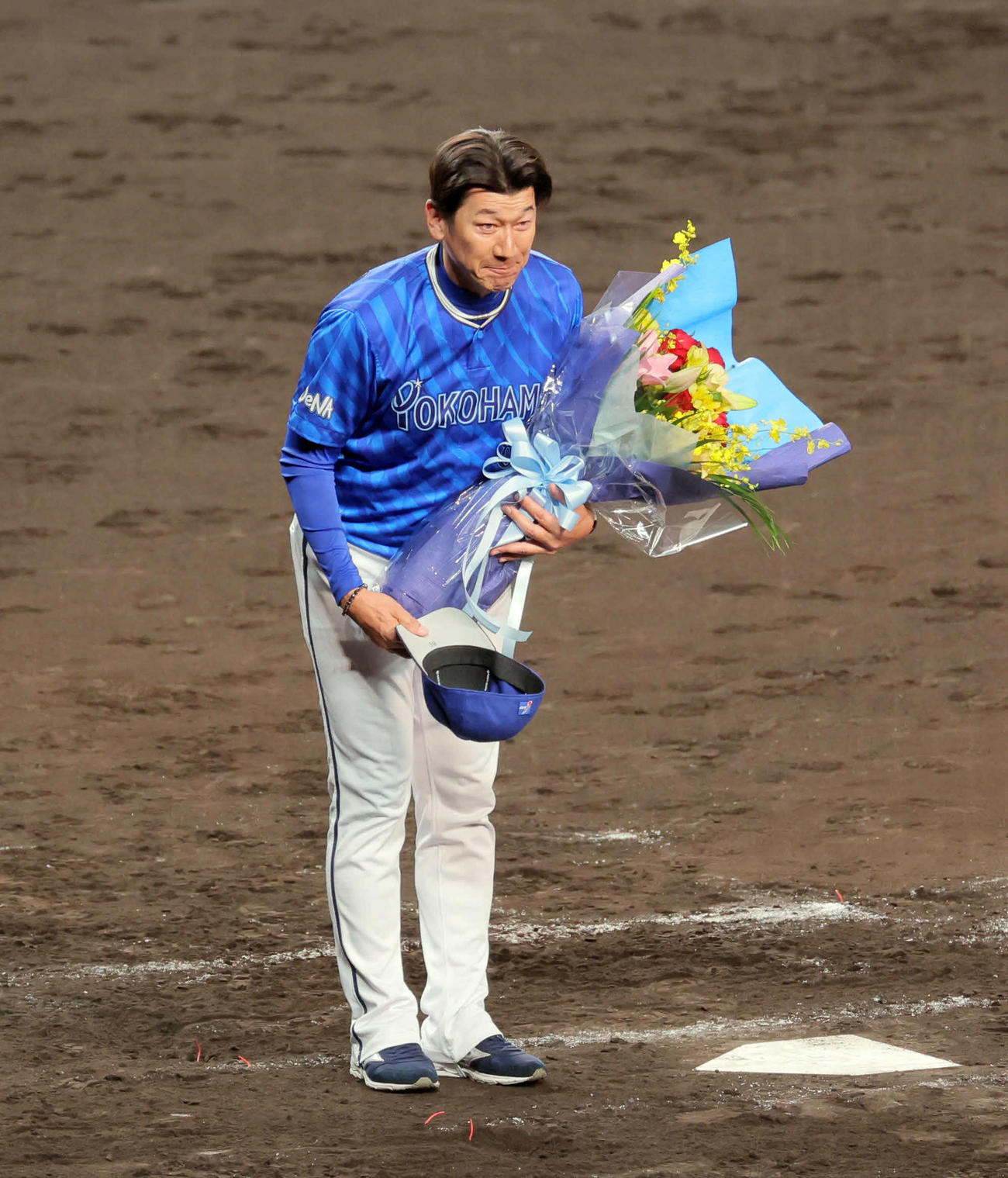 CSファイナル阪神対DeNA　花束を手に一礼する三浦監督（撮影・宮崎幸一）