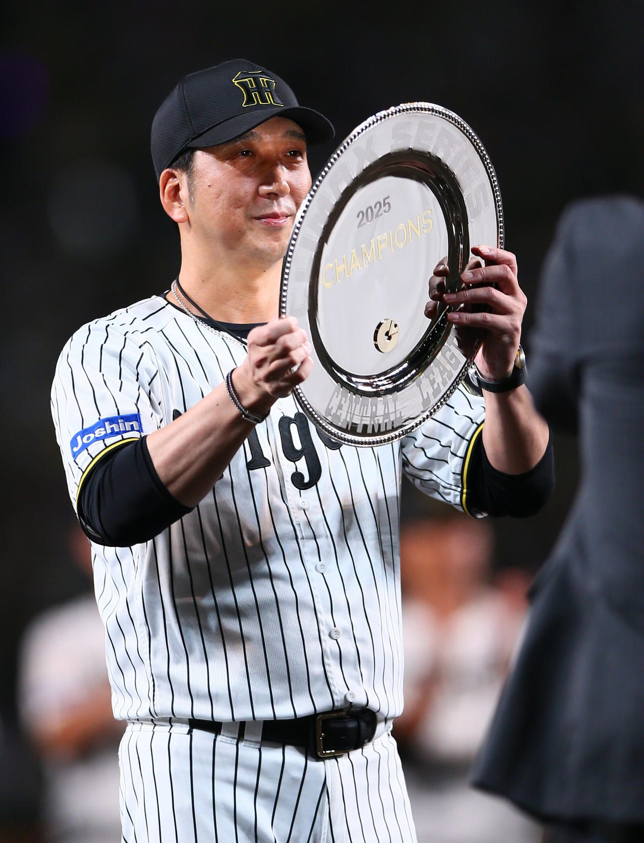 阪神対DeNA CSファイナルステージを制しシャーレを手にする阪神藤川監督（撮影・上山淳一）