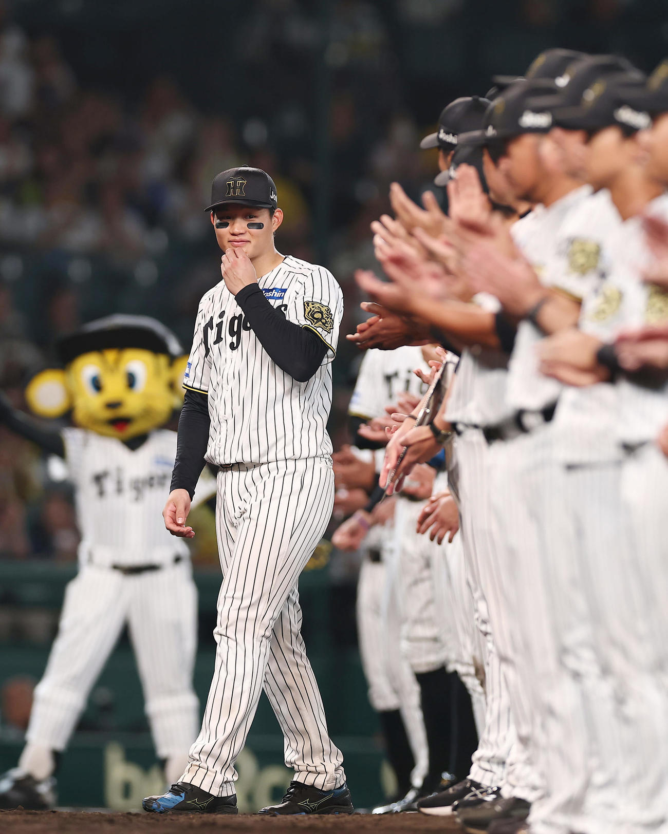 阪神対DeNA MVPに選ばれた阪神森下（左）（撮影・前田充）