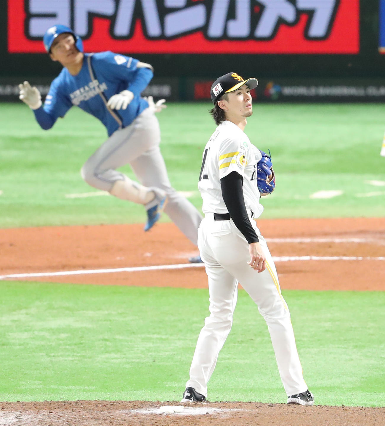 ソフトバンク対日本ハム　6回表日本ハム無死、山県に左越え本塁打を浴びた上沢（撮影・梅根麻紀）