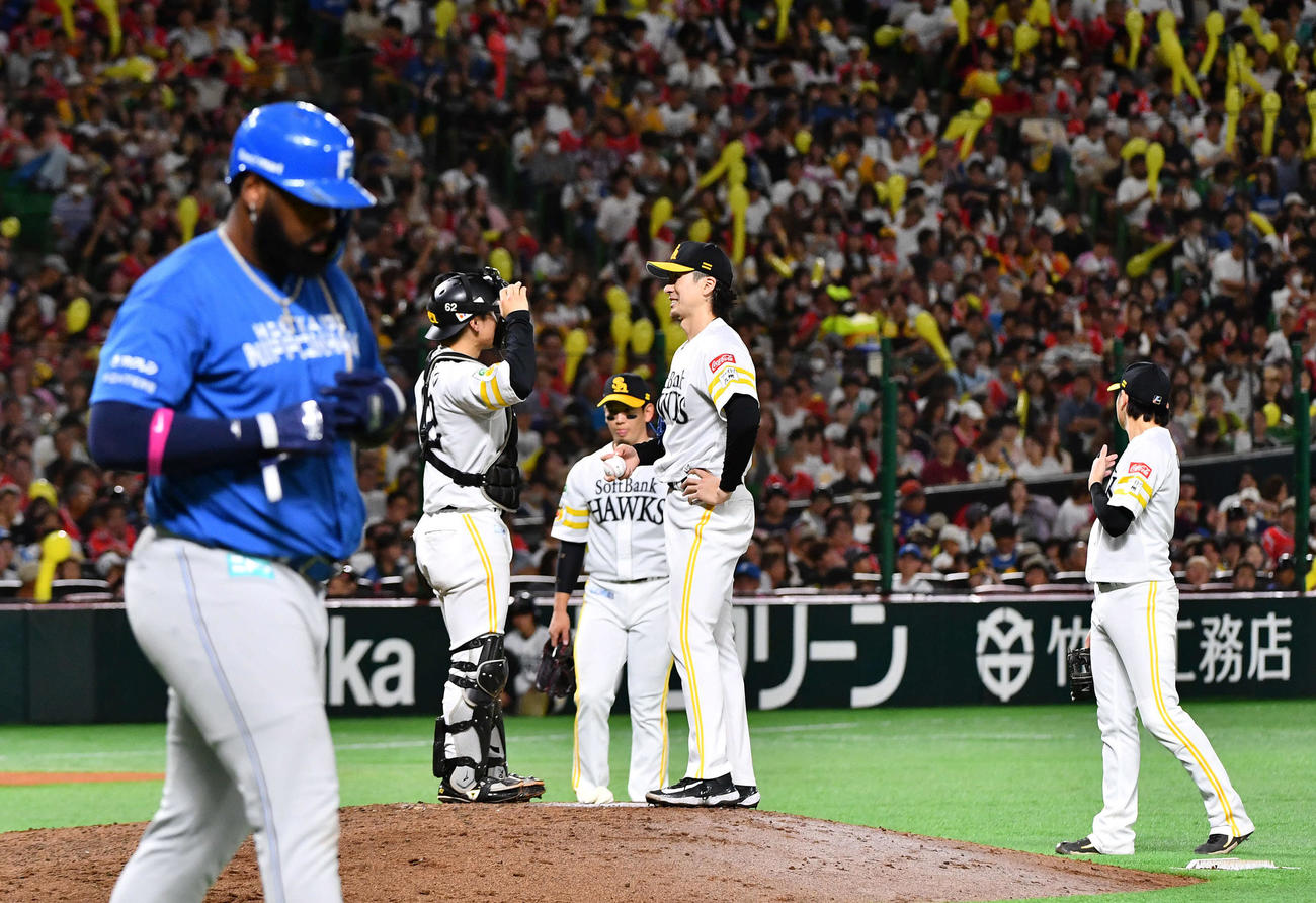 ソフトバンク対日本ハム　7回表日本ハム2死一、三塁、レイエス（手前）に四球を与えた上沢（右から2人目）のもとに集まるソフトバンクナイン（撮影・岩下翔太）