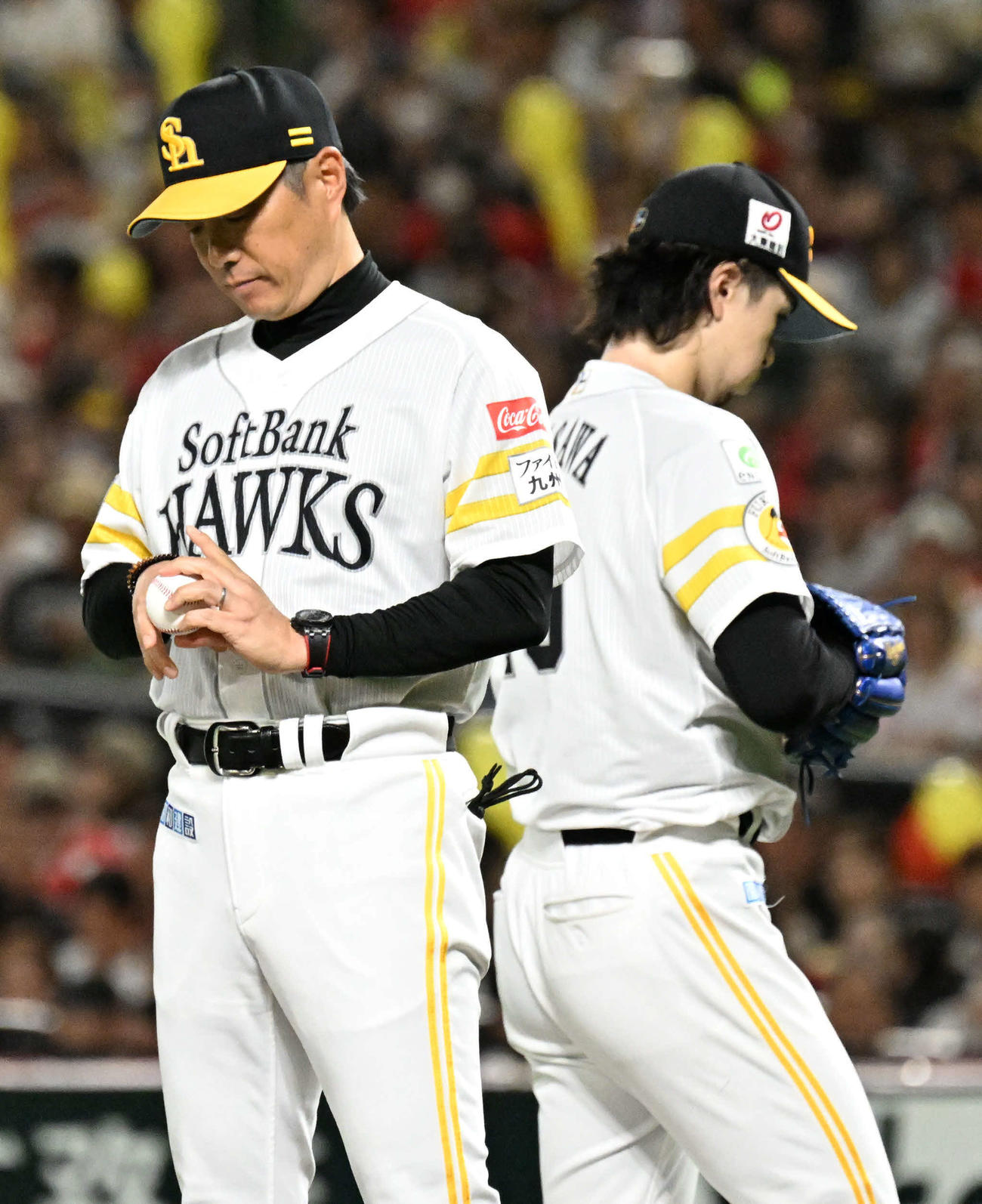 ソフトバンク対日本ハム　7回表日本ハム2死一、三塁、降板する上沢（右）左は小久保監督（撮影・林敢治）