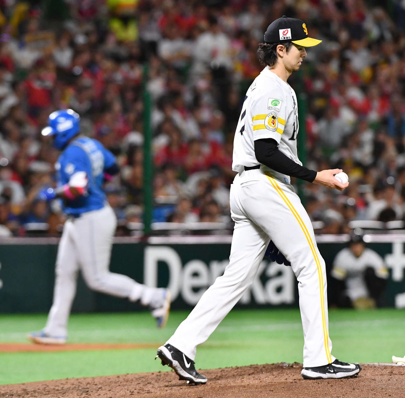 ソフトバンク対日本ハム　4回表日本ハム無死、レイエス（左）に左越え本塁打を打たれ、肩を落とす上沢（撮影・岩下翔太）
