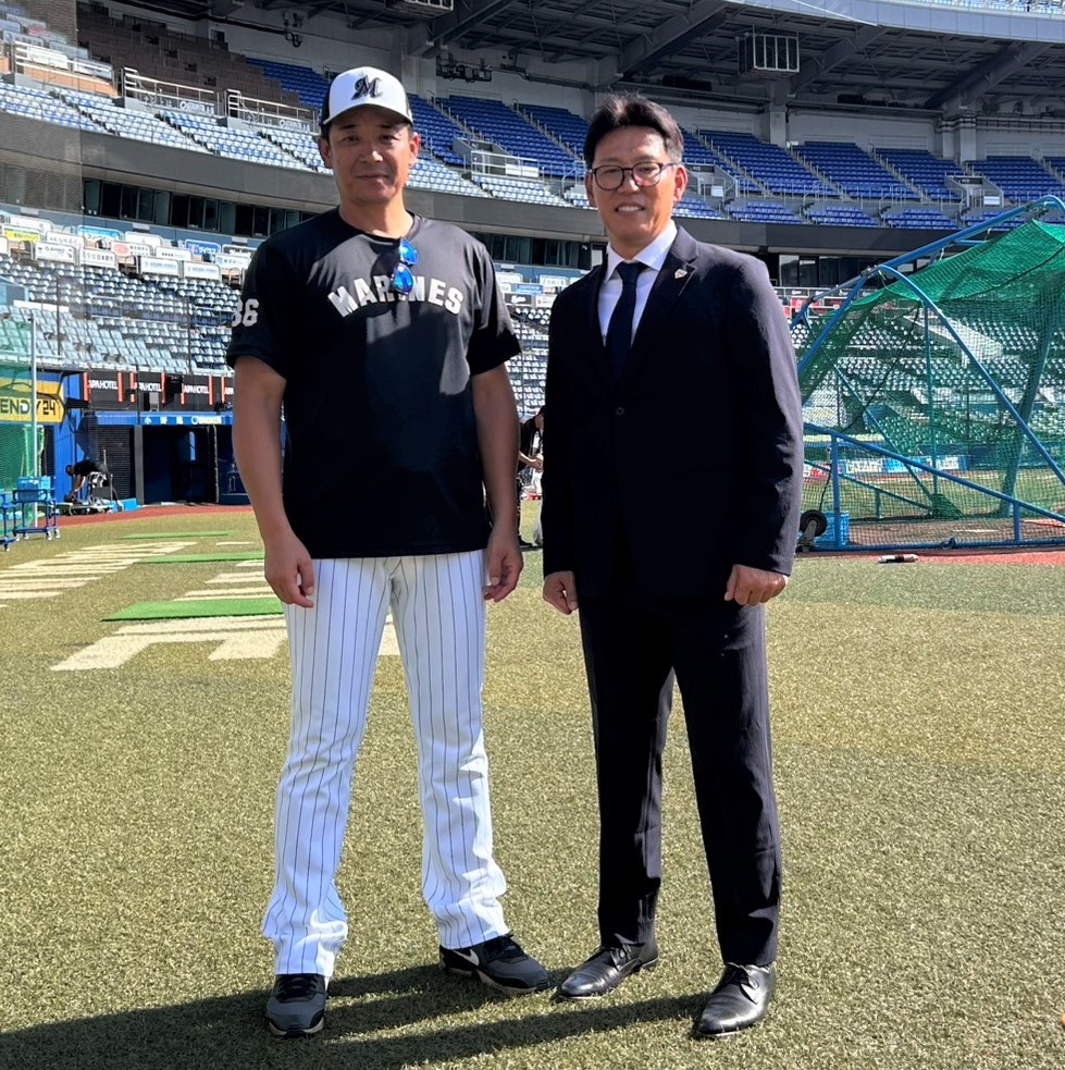 ロッテに訪問した侍ジャパン井端弘和監督（右）とロッテ・サブロー監督（撮影・星夏穂）
