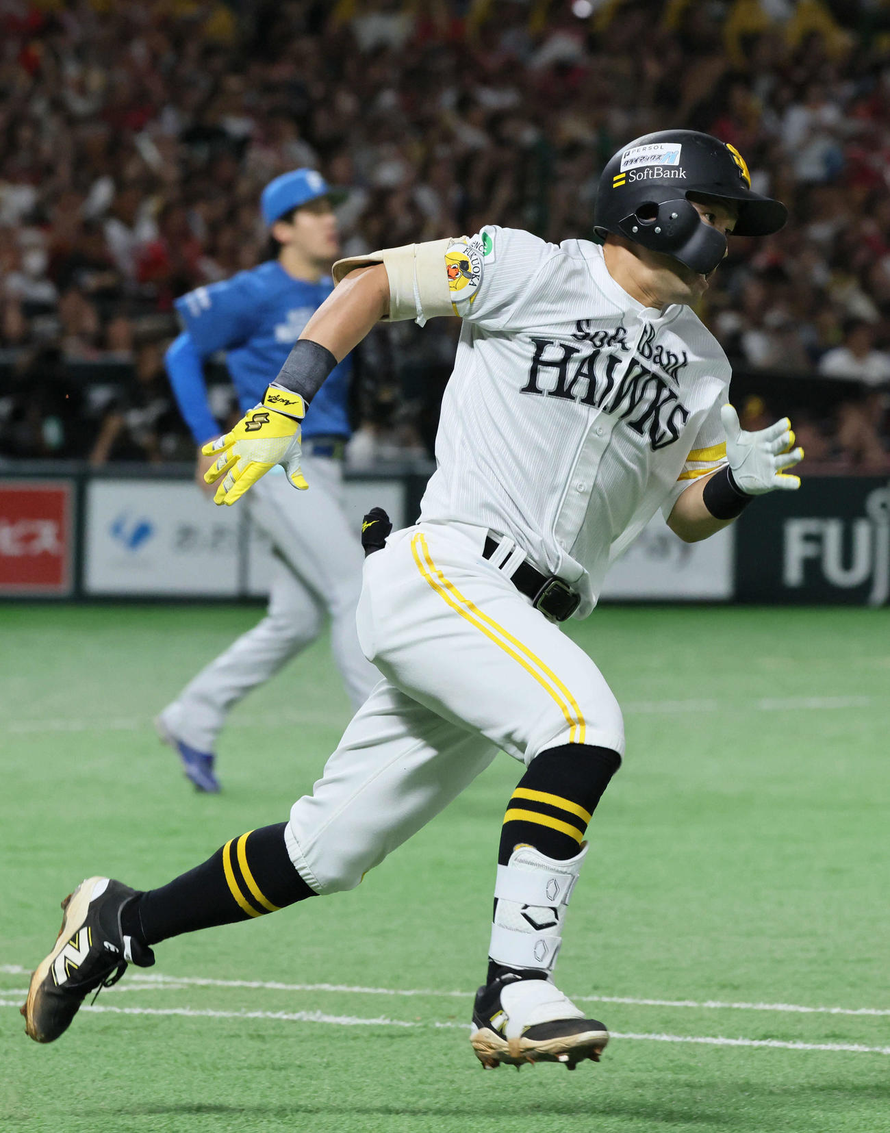 ソフトバンク対日本ハム　1回裏ソフトバンク2死一塁、中村は先制右適時三塁打を放つ。左は北山（撮影・加藤孝規）