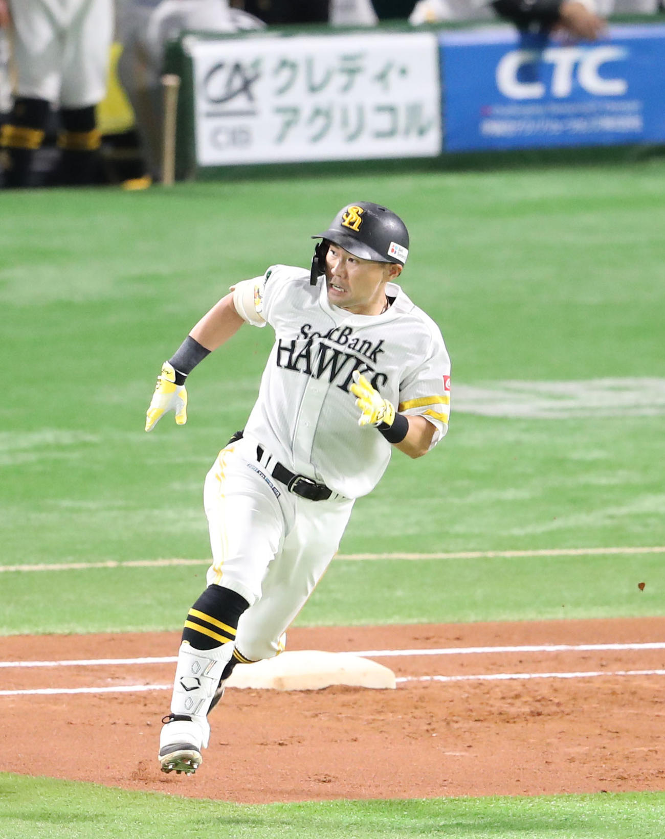 ソフトバンク対日本ハム　1回裏ソフトバンク2死一塁、中村は右越えに先制適時三塁打を放つ、必死の走塁を見せる（撮影・梅根麻紀）
