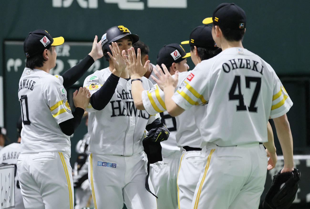 ソフトバンク対日本ハム　1回裏ソフトバンク2死一塁、中村晃の先制右適時三塁打で生還した柳町は大関とハイタッチ（撮影・加藤孝規）