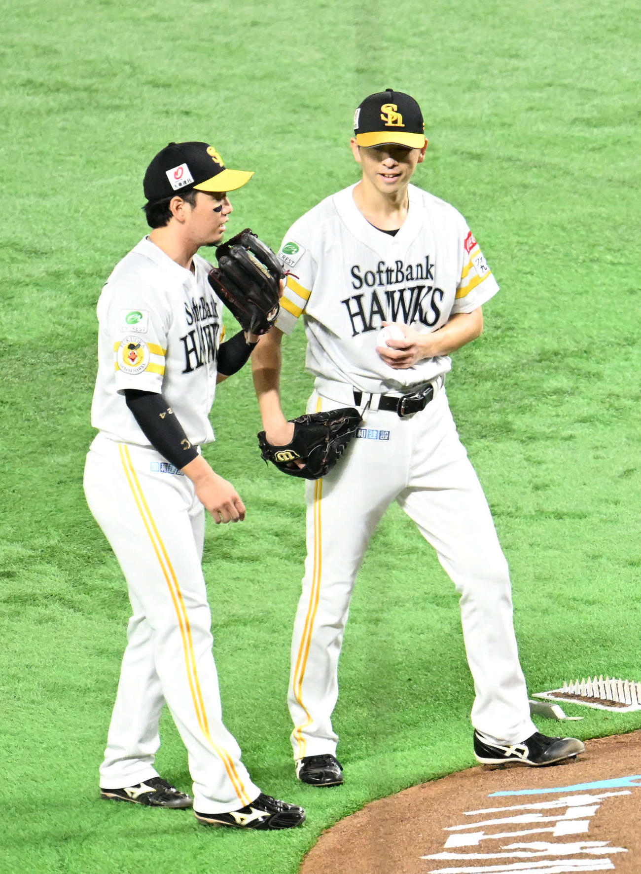 ソフトバンク対日本ハム　3回表日本ハム1死一塁、大関（右）と話す栗原（撮影・林敢治）