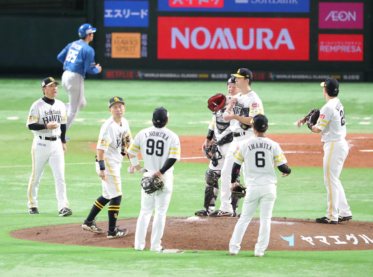 ソフトバンク対日本ハム　3回途中、大関に交代を告げにマウンドに向かう小久保監督（撮影・梅根麻紀）