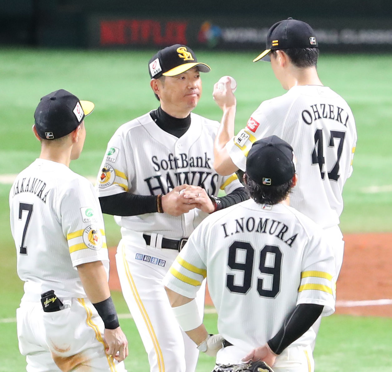 ソフトバンク対日本ハム　3回途中、大関に交代を告げにマウンドに向かう小久保監督（撮影・梅根麻紀）