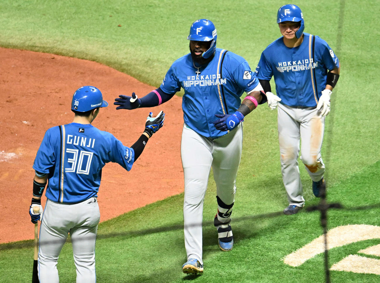 ソフトバンク対日本ハム　3回表日本ハム1死三塁、レイエス（中央）は勝ち越し本塁打を放つ（撮影・林敢治）