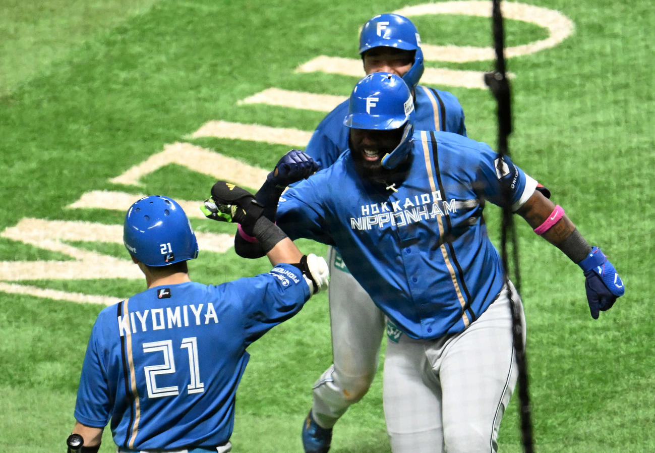 ソフトバンク対日本ハム　3回表日本ハム1死三塁、レイエス（右）は勝ち越し本塁打を放つ（撮影・林敢治）