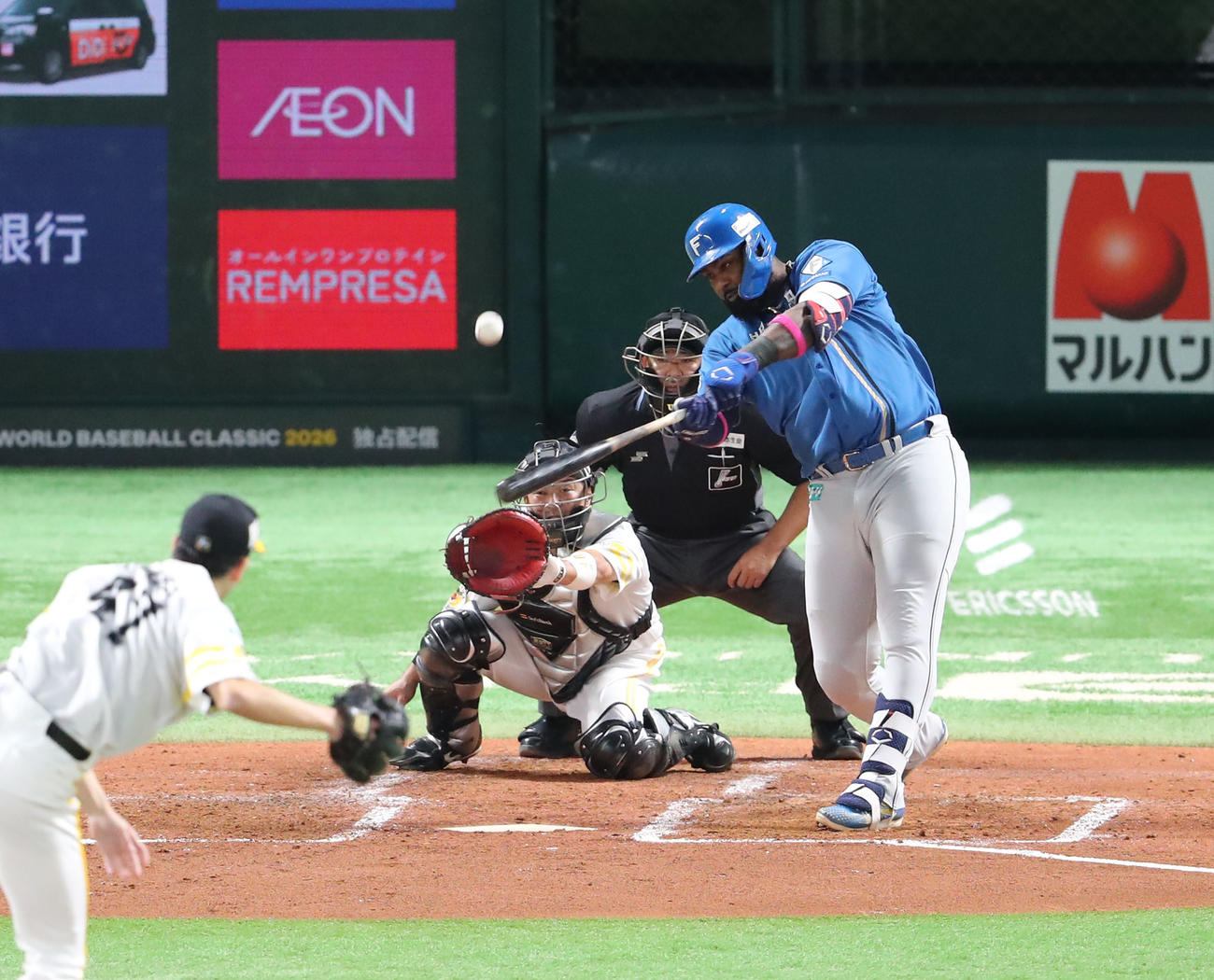 ソフトバンク対日本ハム　3回表日本ハム1死三塁、レイエスは中越えに勝ち越しとなる2点本塁打を放つ（撮影・梅根麻紀）