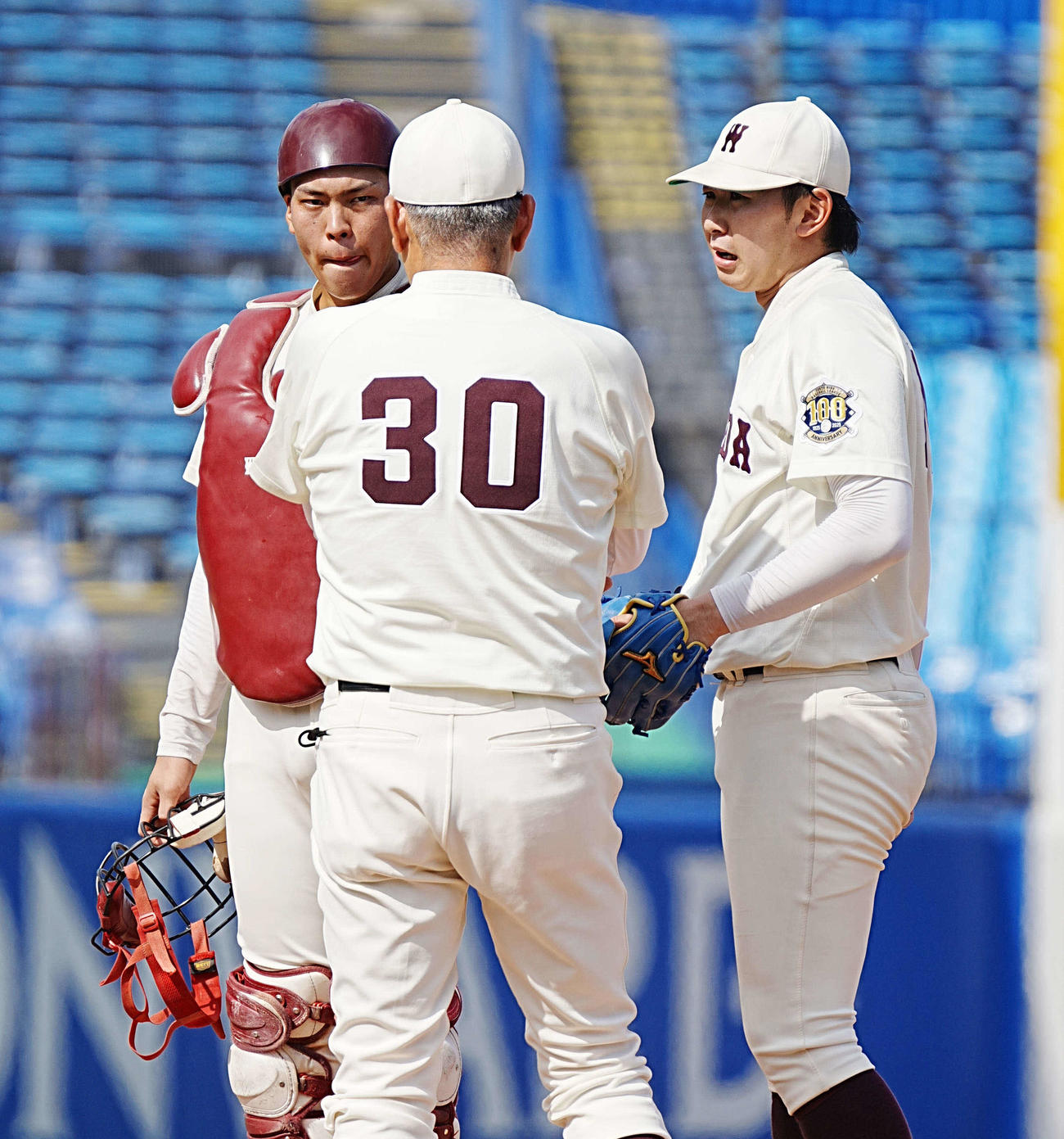 明大対早大　4回表明大2死満塁、早大先発の伊藤（右）は榊原に押し出し四球を与え小宮山監督の激励を受ける（撮影・小沢裕）