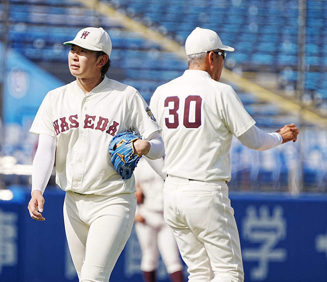 明大対早大　5回表明大無死、早大先発の伊藤はこの回2本塁打、計7失点の大乱調で降板となり厳しい表情を見せる。右は小宮山監督（撮影・小沢裕）