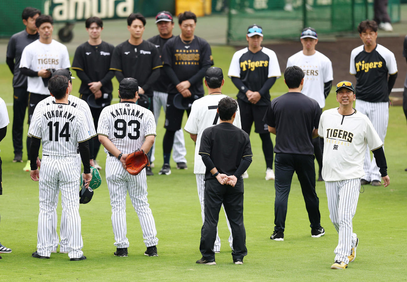 練習前、選手の前で話をした阪神藤川監督（手前右端）（撮影・前田充）